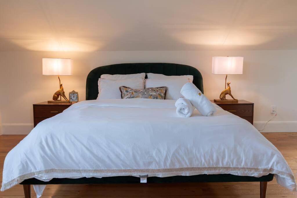 Elegant With Stylish Decor * Elora