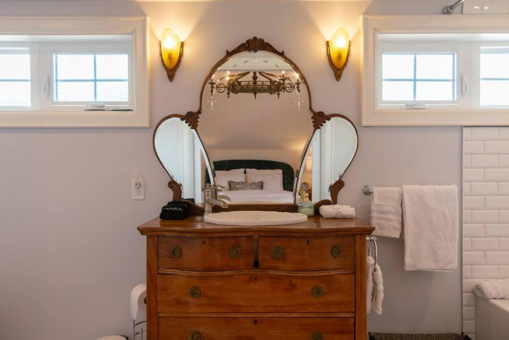 Elegant With Stylish Decor Elora